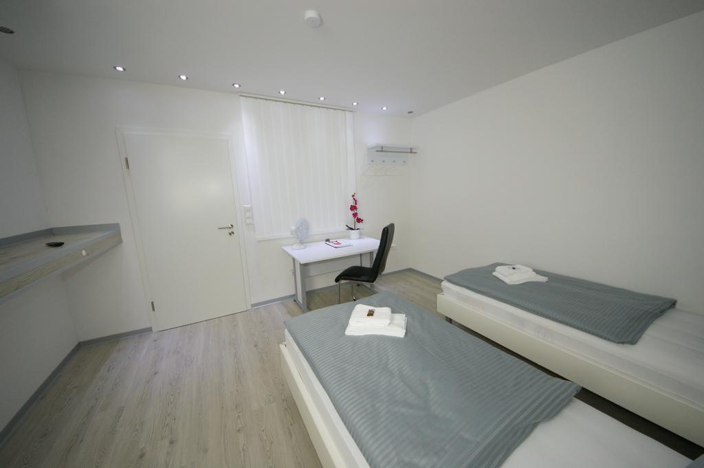 Hotel Am Rosenplatz,24 Stunden Check In, Kostenfreie Parkplaetze Brechtorf Bilik gambar