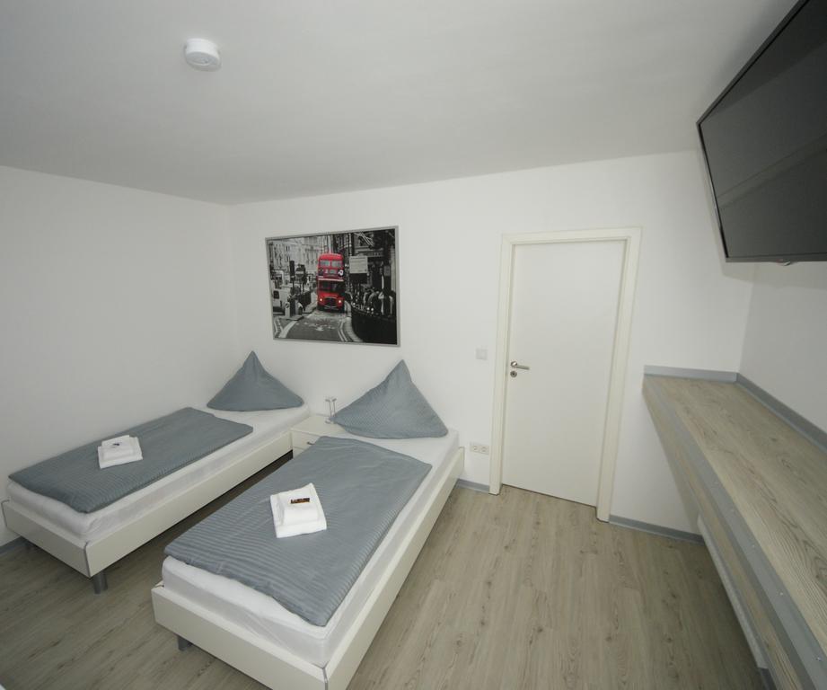 Hotel Am Rosenplatz,24 Stunden Check In, Kostenfreie Parkplaetze Brechtorf Bilik gambar
