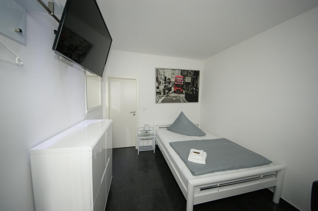Hotel Am Rosenplatz,24 Stunden Check In, Kostenfreie Parkplaetze Brechtorf Bilik gambar