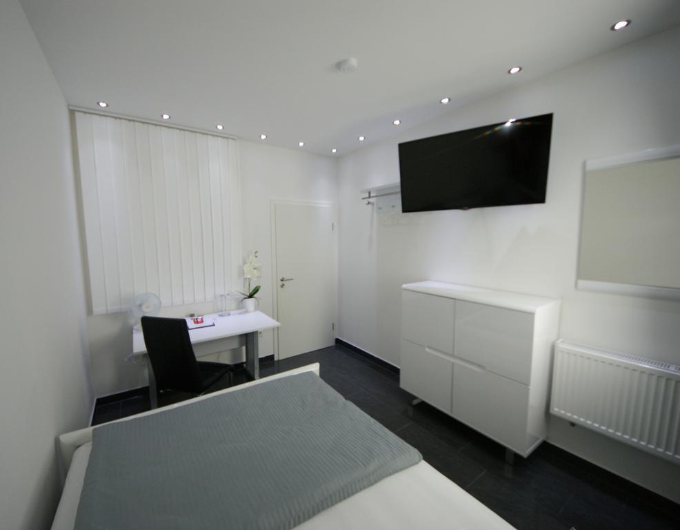 Hotel Am Rosenplatz,24 Stunden Check In, Kostenfreie Parkplaetze Brechtorf Bilik gambar