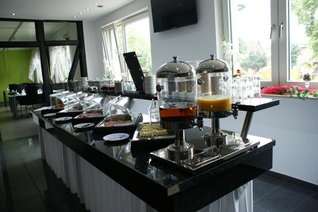 Hotel Am Rosenplatz,24 Stunden Check In, Kostenfreie Parkplaetze Brechtorf Bilik gambar