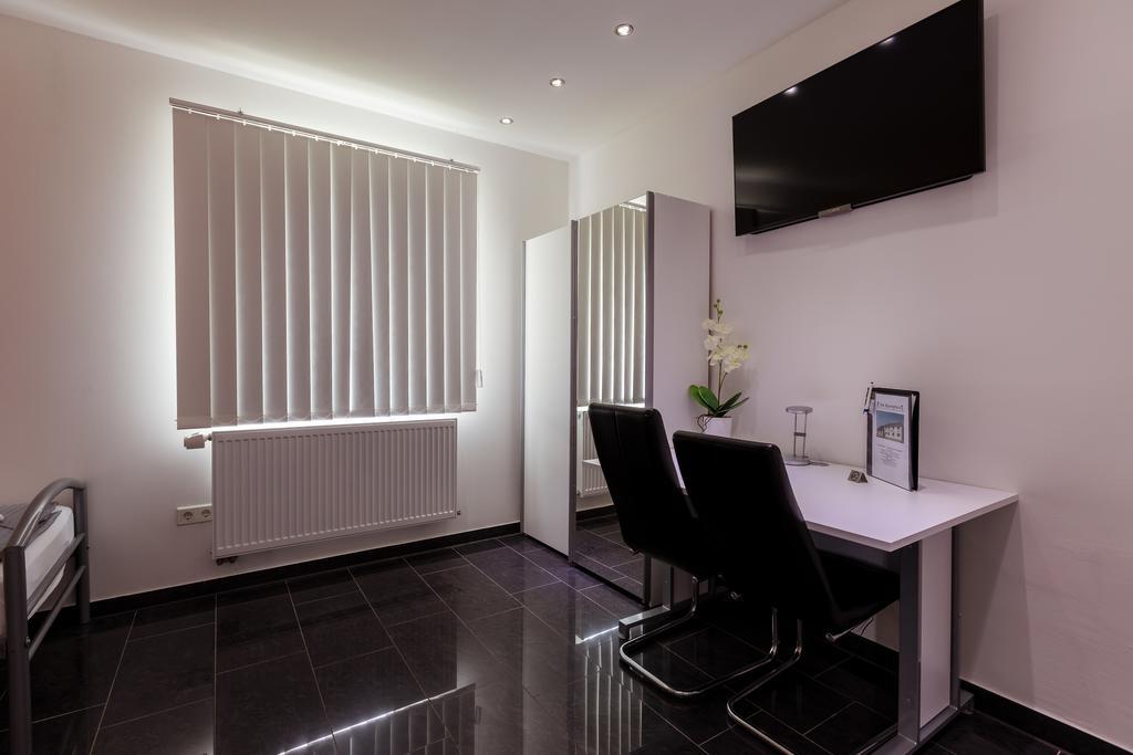 Hotel Am Rosenplatz,24 Stunden Check In, Kostenfreie Parkplaetze Brechtorf Luaran gambar