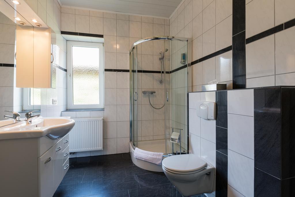 Hotel Am Rosenplatz,24 Stunden Check In, Kostenfreie Parkplaetze Brechtorf Luaran gambar