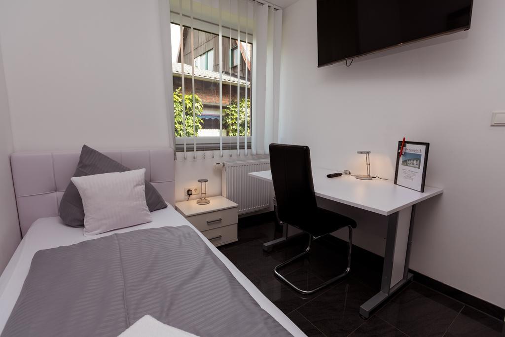 Hotel Am Rosenplatz,24 Stunden Check In, Kostenfreie Parkplaetze Brechtorf Luaran gambar
